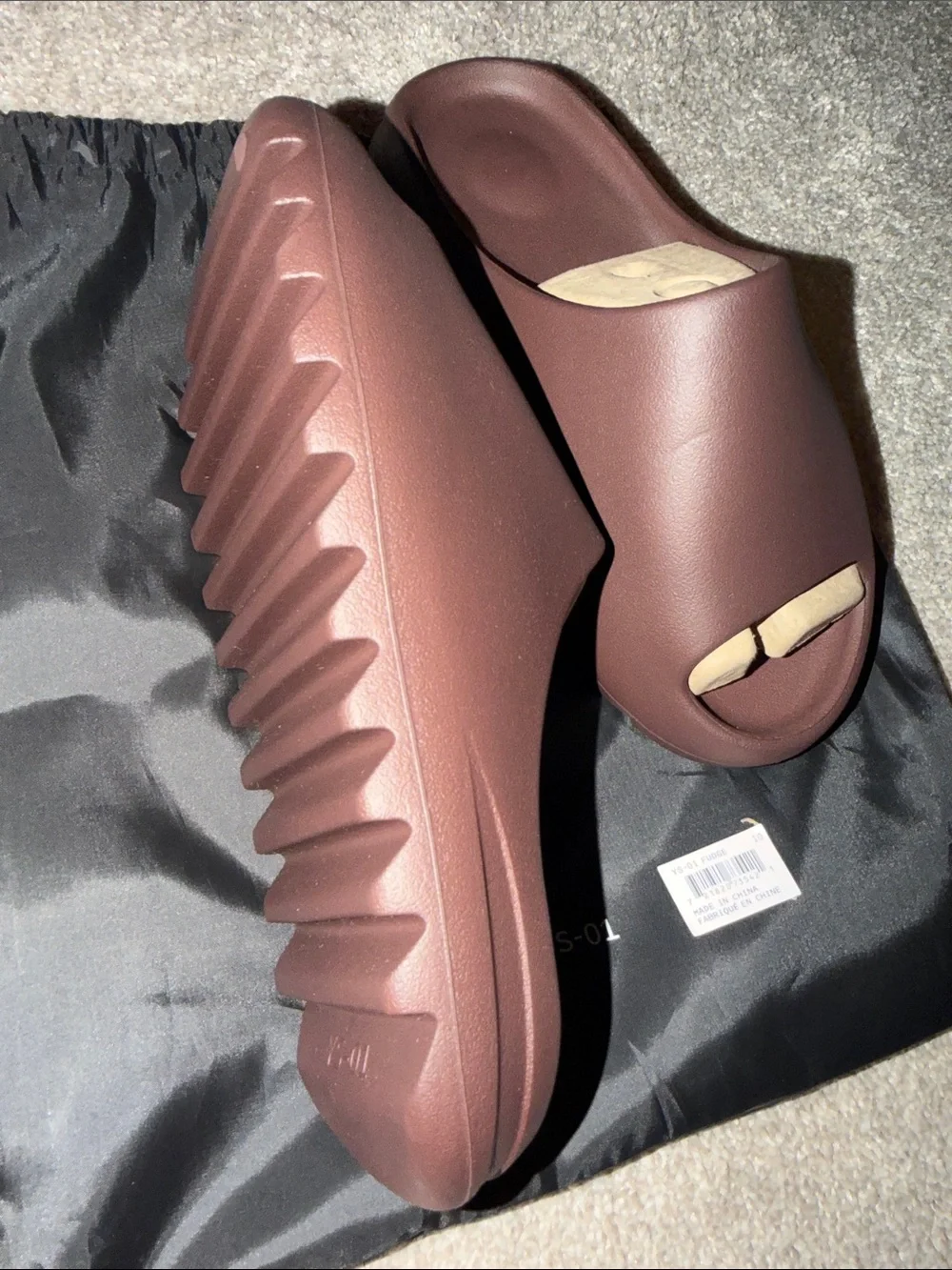foam-slide aesthetic similar to Yeezy slides brand YS-01‎